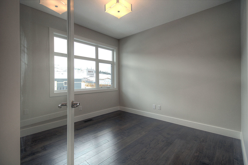 Mittelgroßes Modernes Arbeitszimmer ohne Kamin mit grauer Wandfarbe und Vinylboden in Vancouver