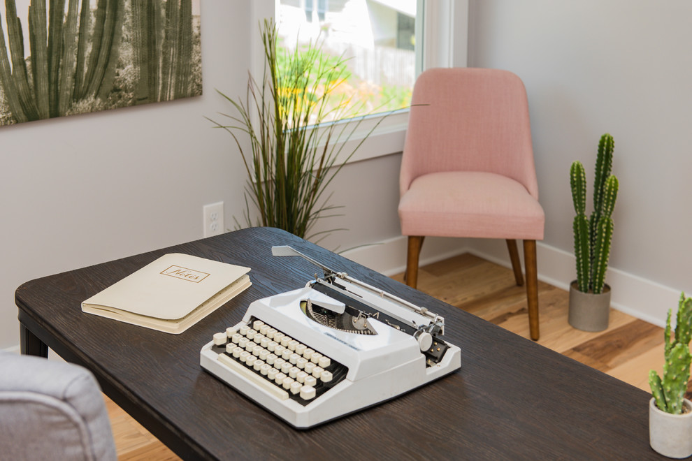 Cette photo montre un petit bureau nature avec un mur gris, parquet clair, aucune cheminée, un bureau indépendant et un sol beige.