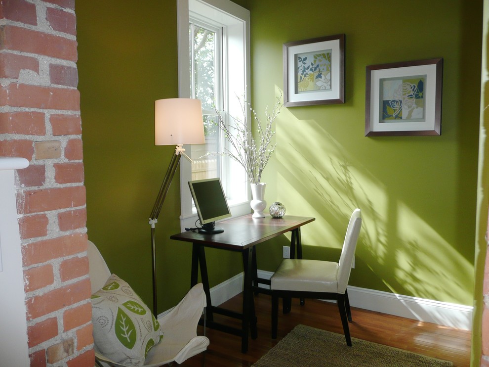 Пример оригинального дизайна: маленькое рабочее место в современном стиле с зелеными стенами, светлым паркетным полом и отдельно стоящим рабочим столом для на участке и в саду