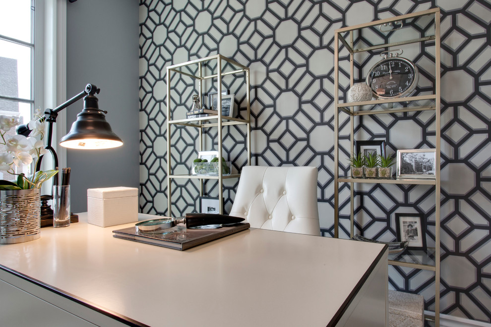 Diseño de despacho actual de tamaño medio con paredes multicolor y escritorio independiente