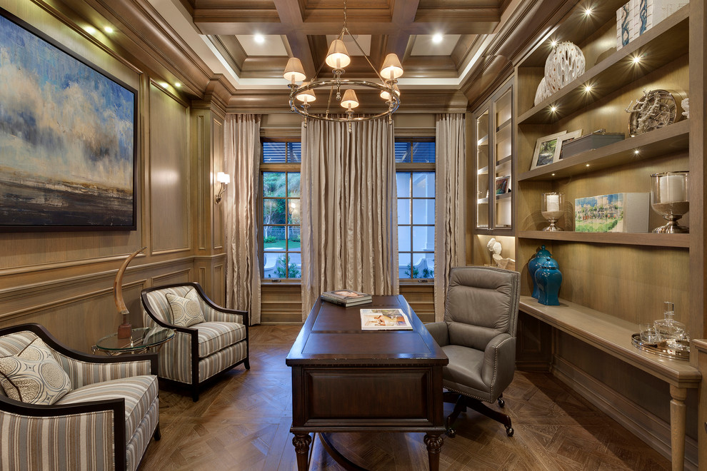 Ejemplo de despacho clásico renovado grande con paredes marrones, suelo de madera oscura y escritorio independiente