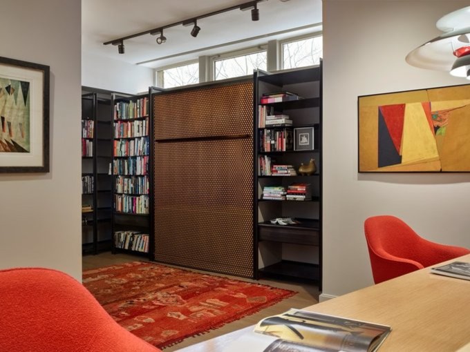 Esempio di un ufficio contemporaneo di medie dimensioni con pareti beige, pavimento in legno massello medio, nessun camino, scrivania incassata e pavimento beige