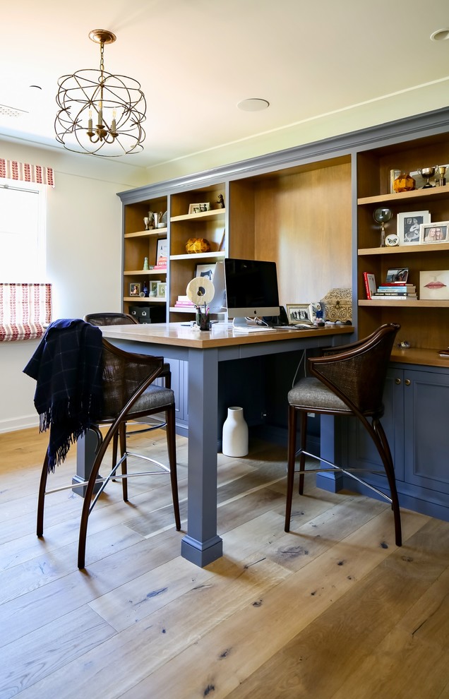 Esempio di un ufficio mediterraneo con pareti bianche, parquet chiaro, scrivania incassata e pavimento beige