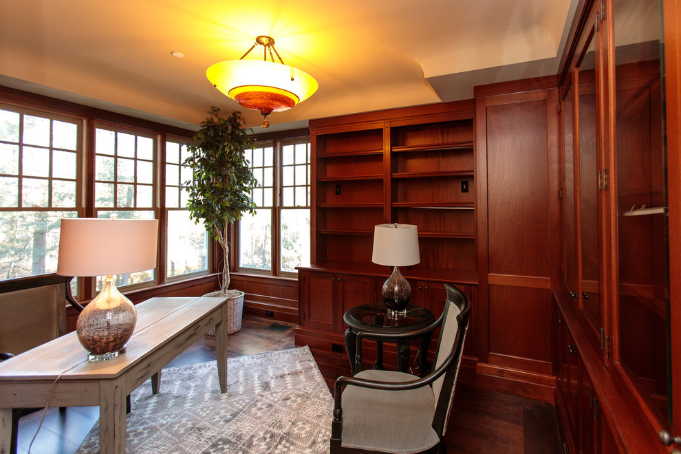 Modelo de despacho clásico renovado grande con biblioteca, suelo de madera oscura y escritorio independiente