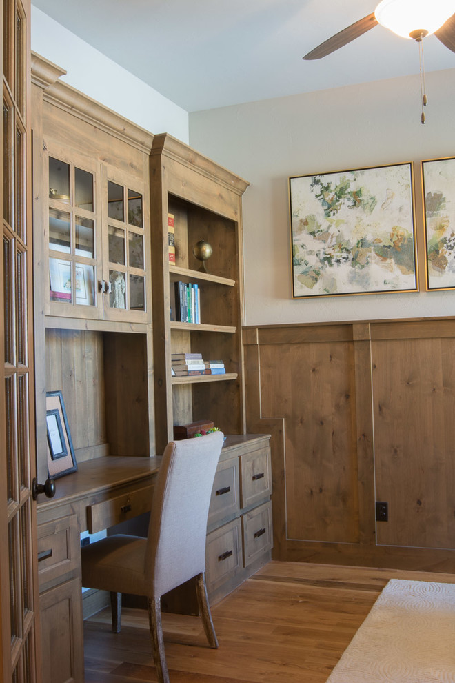 Foto di un ufficio stile rurale di medie dimensioni con pareti grigie, pavimento in legno massello medio e scrivania incassata