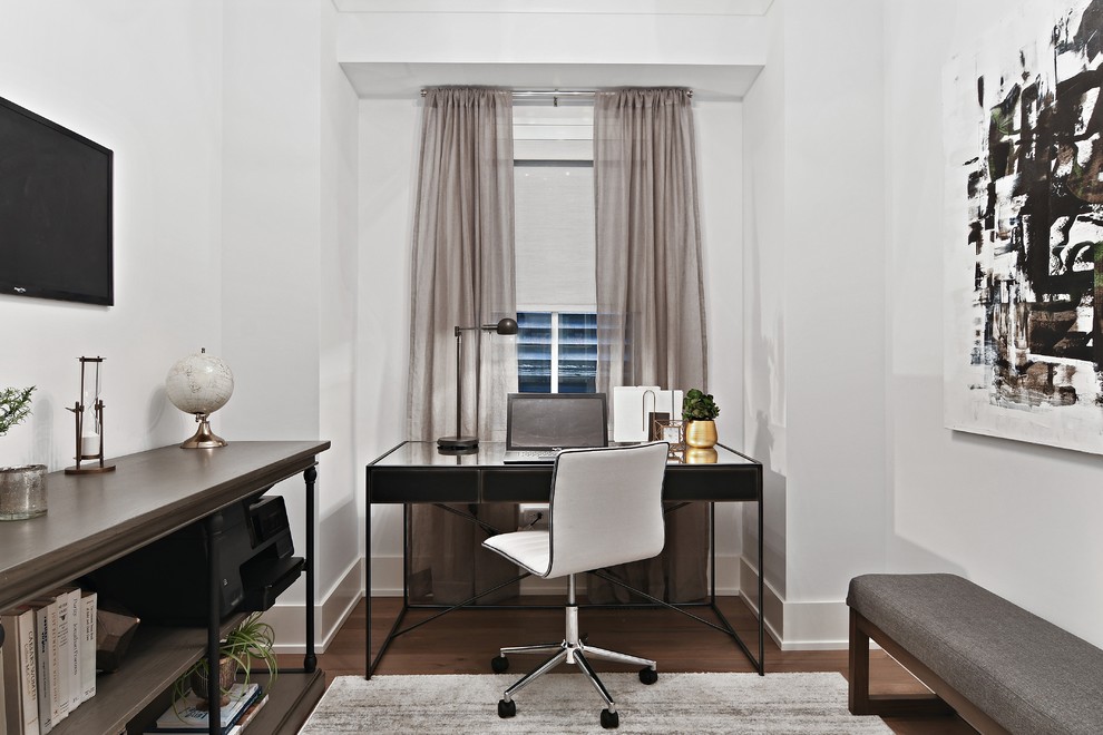 Idées déco pour un bureau classique avec un mur blanc, parquet foncé, un bureau indépendant et un sol marron.