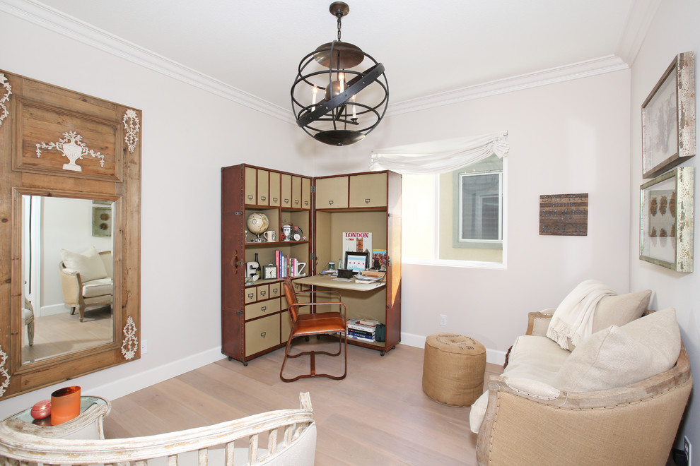 Diseño de despacho tradicional renovado con suelo de madera clara, escritorio independiente y paredes grises