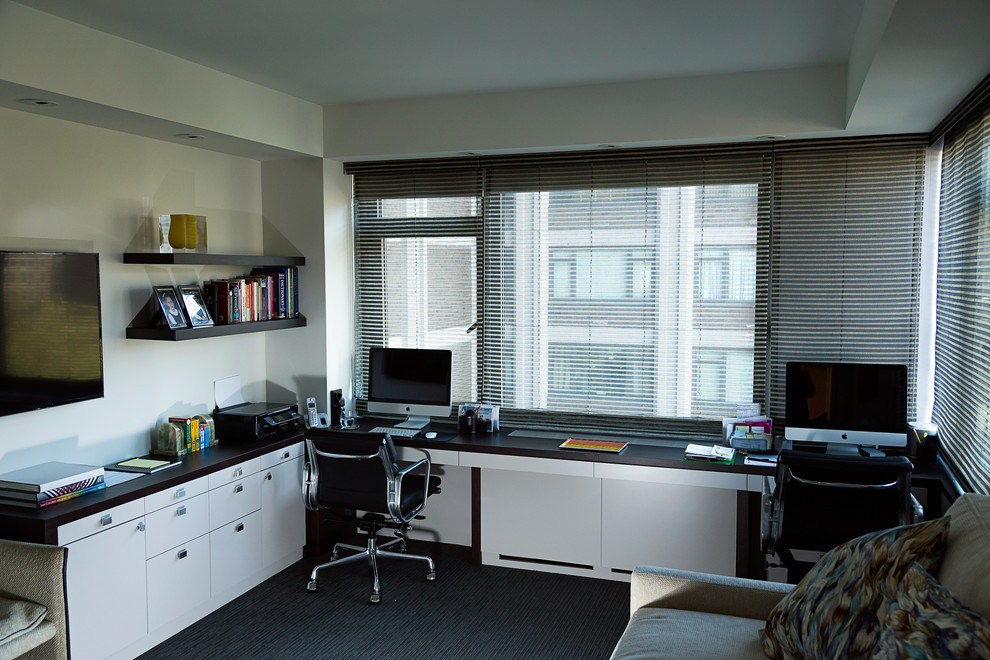 Großes Modernes Arbeitszimmer ohne Kamin mit weißer Wandfarbe, Teppichboden und Einbau-Schreibtisch in New York
