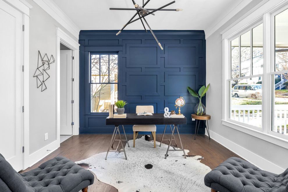 Foto de despacho clásico renovado grande con paredes azules, suelo de madera oscura, escritorio independiente y suelo marrón