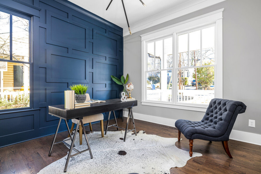 アトランタにある高級な広いトランジショナルスタイルのおしゃれな書斎 (青い壁、濃色無垢フローリング、自立型机、茶色い床) の写真