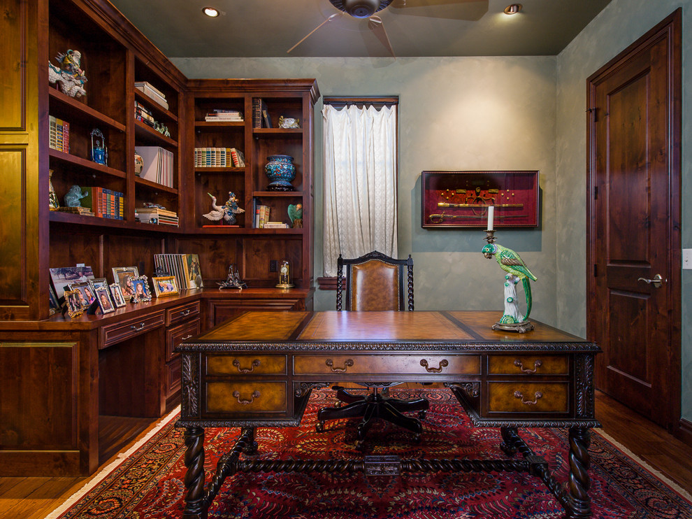 オクラホマシティにあるトラディショナルスタイルのおしゃれなホームオフィス・書斎の写真