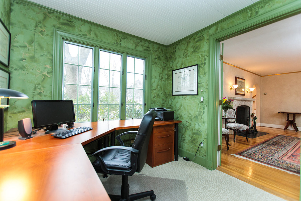 Cette photo montre un bureau chic de taille moyenne avec un mur vert, moquette et un bureau indépendant.