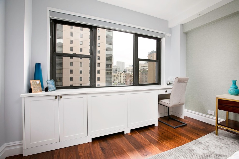 Стильный дизайн: кабинет среднего размера в стиле неоклассика (современная классика) с серыми стенами, темным паркетным полом, встроенным рабочим столом и коричневым полом - последний тренд