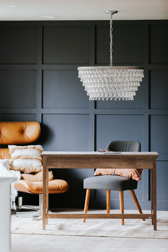 Imagen de despacho tradicional renovado de tamaño medio con paredes negras, escritorio independiente y suelo beige