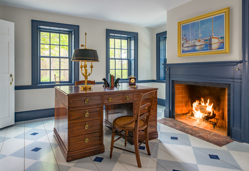 ボストンにある高級な巨大なカントリー風のおしゃれなホームオフィス・書斎 (標準型暖炉、木材の暖炉まわり、自立型机) の写真