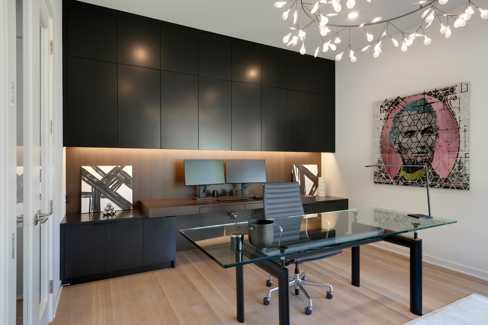 Idée de décoration pour un grand bureau design avec un mur blanc, un sol en bois brun, un bureau indépendant et un sol marron.
