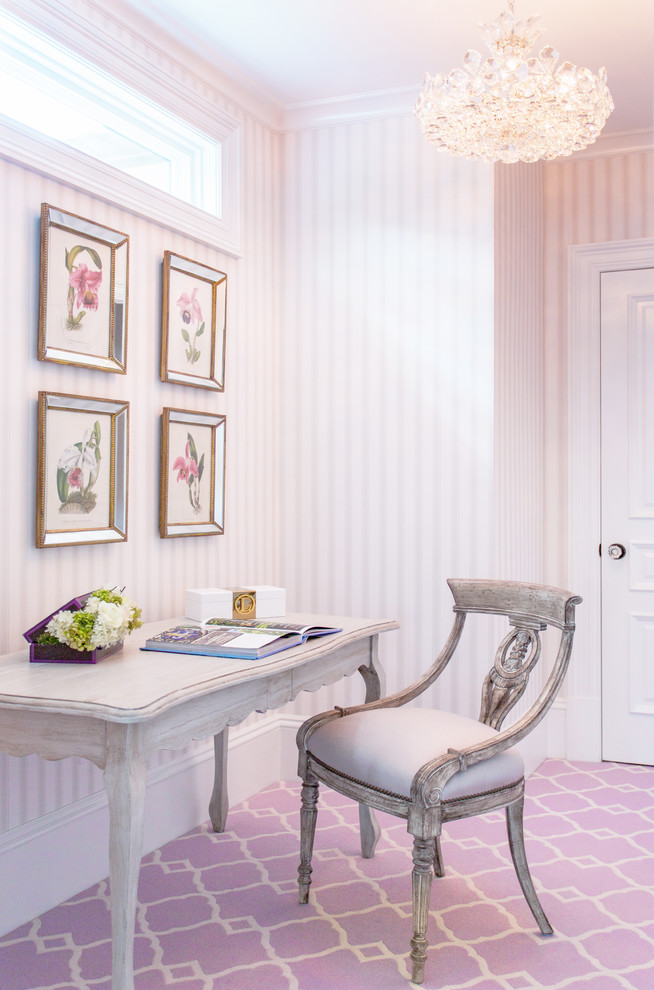 Esempio di un ufficio classico di medie dimensioni con moquette, scrivania autoportante, pavimento viola e pareti bianche
