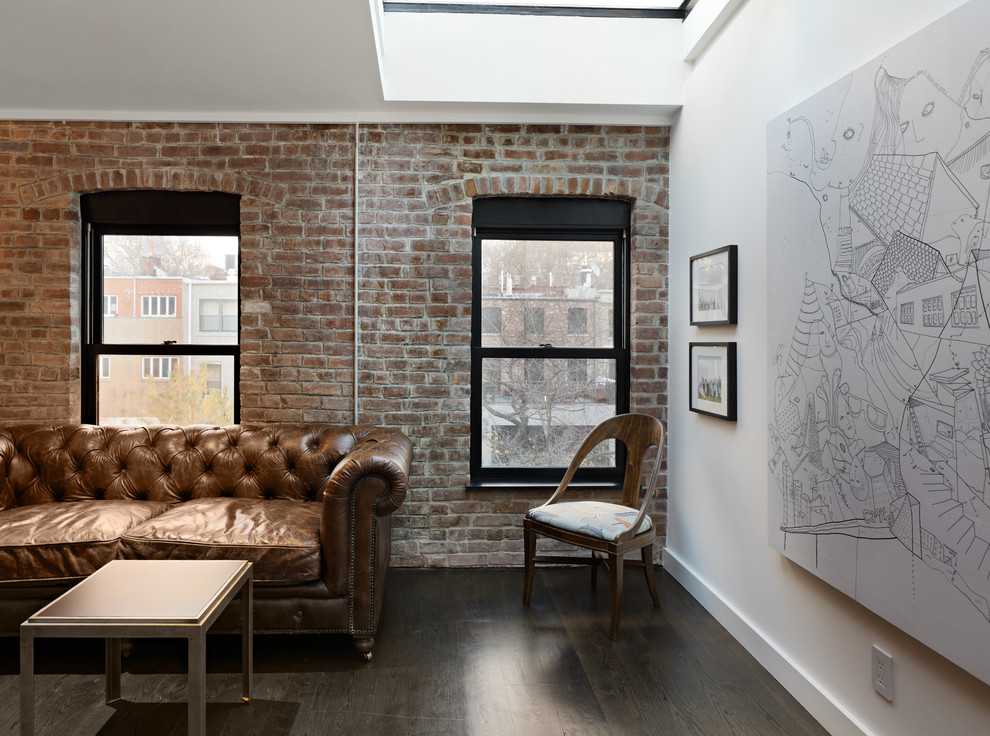 Imagen de sala de estar abierta minimalista de tamaño medio sin chimenea y televisor con paredes blancas, suelo de madera oscura, suelo marrón y ladrillo
