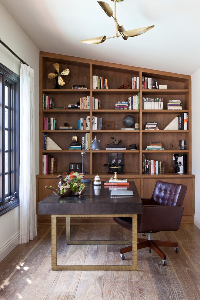 Ejemplo de despacho tradicional renovado con suelo de madera clara y escritorio independiente