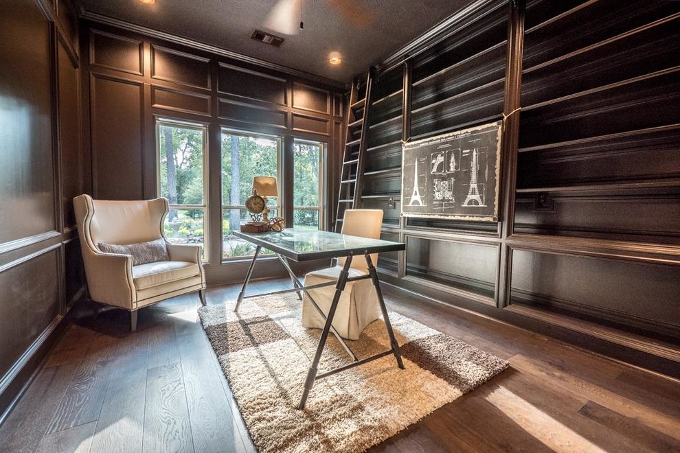 Modelo de despacho clásico renovado de tamaño medio con paredes marrones, suelo de madera en tonos medios y escritorio independiente