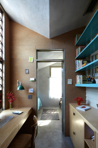 Inspiration för ett litet eklektiskt arbetsrum, med betonggolv och ett inbyggt skrivbord