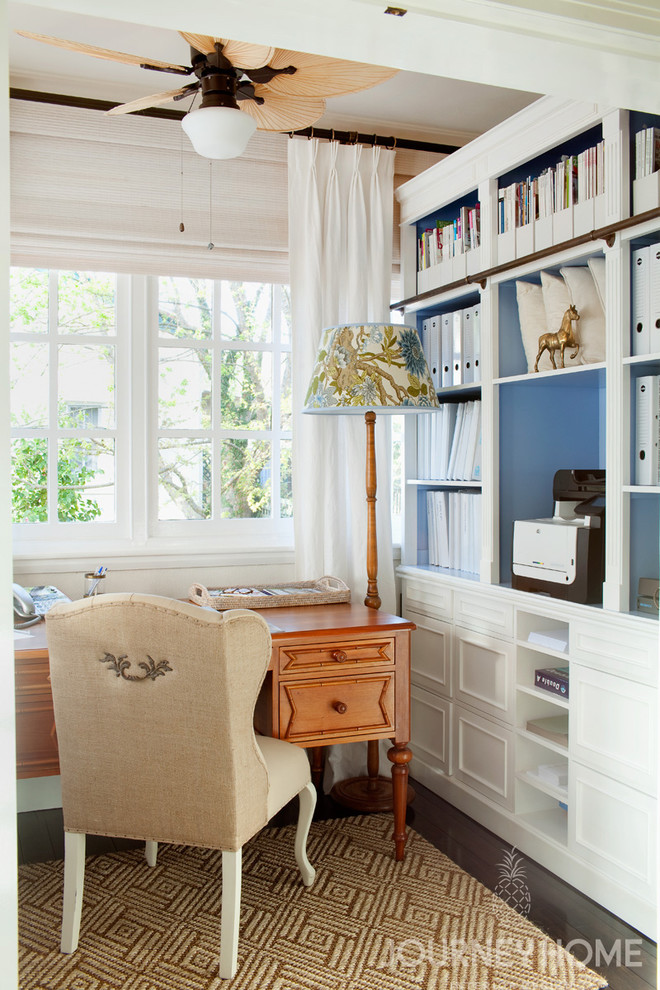 Foto di un piccolo atelier classico con pareti bianche e scrivania autoportante