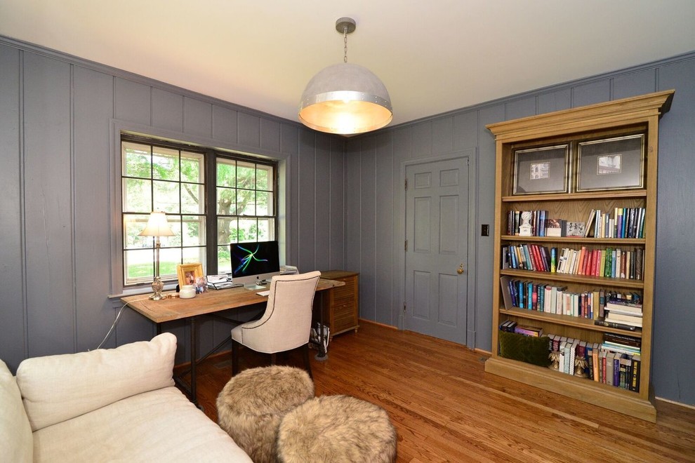 Idee per uno studio classico con libreria, pareti blu, pavimento in legno massello medio, nessun camino, scrivania autoportante e pavimento marrone