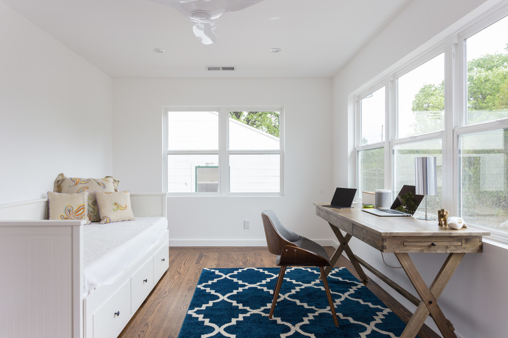Mittelgroßes Country Arbeitszimmer mit weißer Wandfarbe, braunem Holzboden und freistehendem Schreibtisch in San Francisco