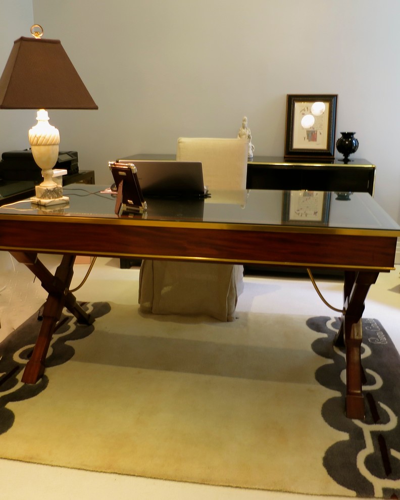 Imagen de despacho clásico de tamaño medio sin chimenea con paredes azules, moqueta y escritorio independiente