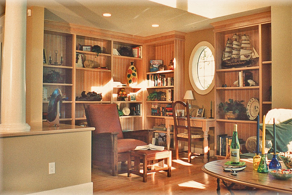 Mittelgroßes Maritimes Arbeitszimmer mit Arbeitsplatz, beiger Wandfarbe, braunem Holzboden und Einbau-Schreibtisch in Vancouver