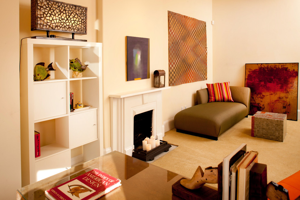 サンディエゴにある中くらいなトラディショナルスタイルのおしゃれな書斎 (白い壁、カーペット敷き、標準型暖炉、漆喰の暖炉まわり、自立型机) の写真