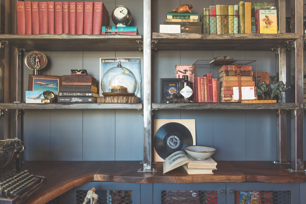 バンクーバーにあるエクレクティックスタイルのおしゃれな書斎 (グレーの壁、暖炉なし、造り付け机) の写真