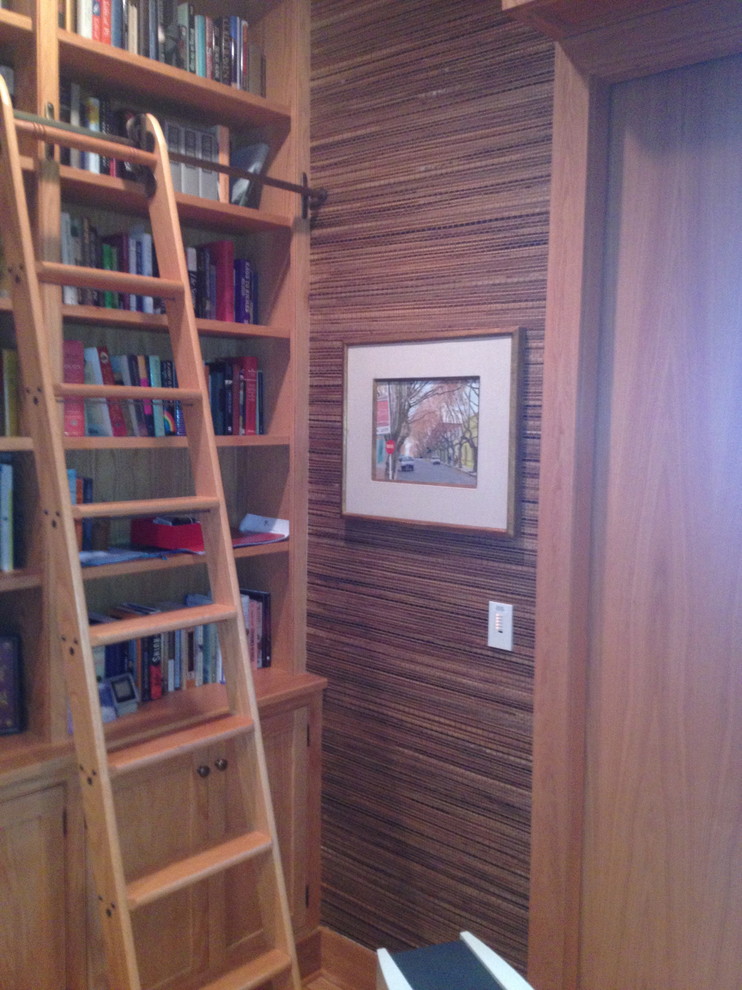 На фото: домашняя библиотека среднего размера в восточном стиле с коричневыми стенами