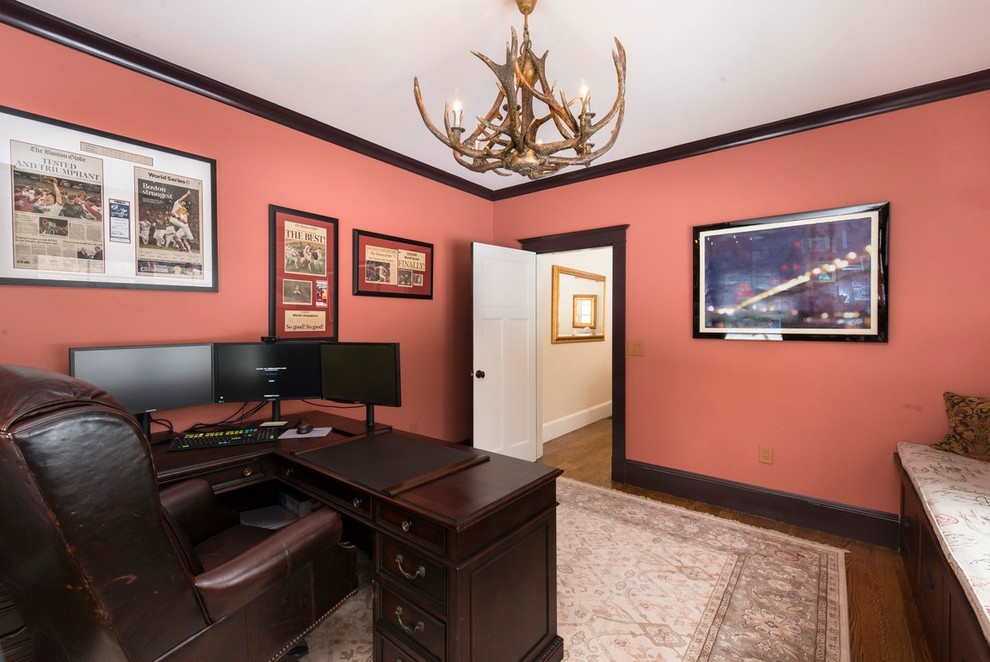Idee per un ufficio classico di medie dimensioni con pareti arancioni, pavimento in legno massello medio e scrivania autoportante