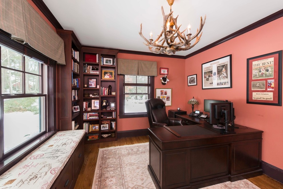 ボストンにある高級な広いトラディショナルスタイルのおしゃれな書斎 (オレンジの壁、無垢フローリング、自立型机) の写真