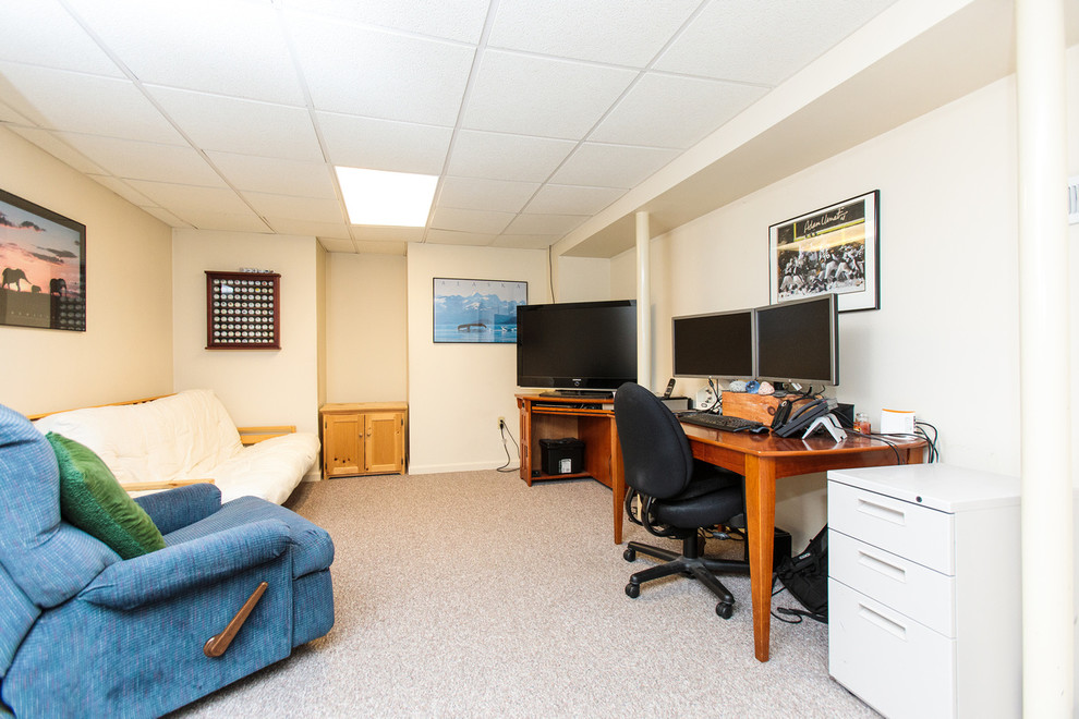 Inspiration pour un bureau traditionnel de taille moyenne avec un mur beige, moquette et un bureau indépendant.