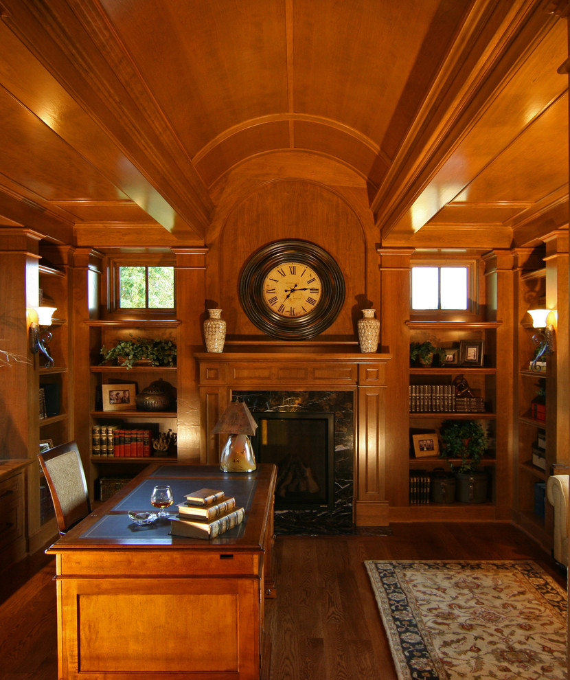 Inspiration for a classic home office in Minneapolis.