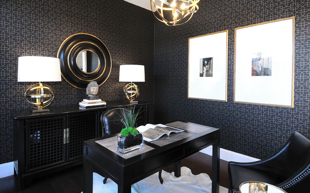 Ejemplo de despacho tradicional con paredes negras y escritorio independiente