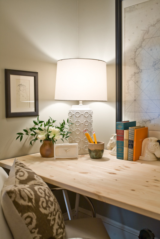 Kleines Klassisches Arbeitszimmer mit grauer Wandfarbe, braunem Holzboden und freistehendem Schreibtisch in Atlanta