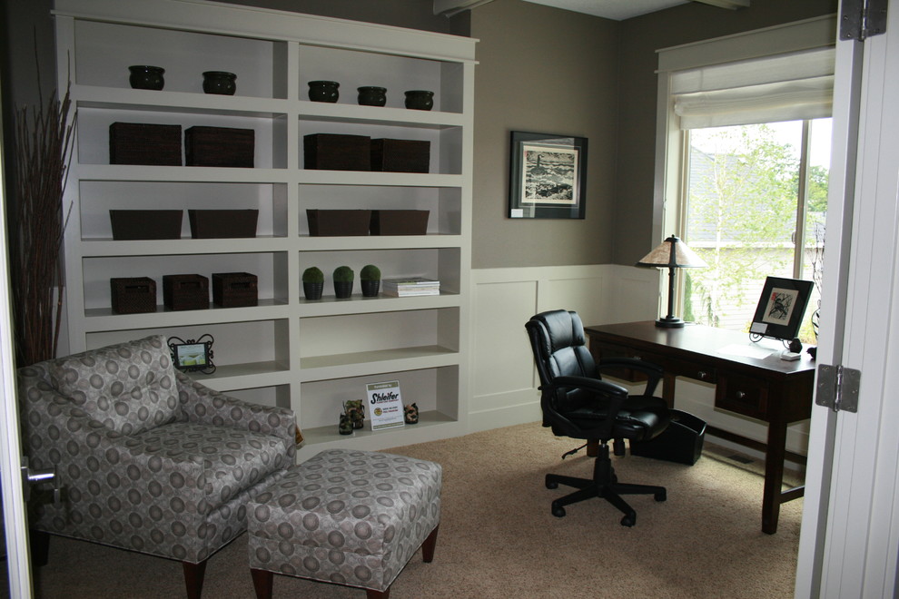 Elegant home office photo in Vancouver