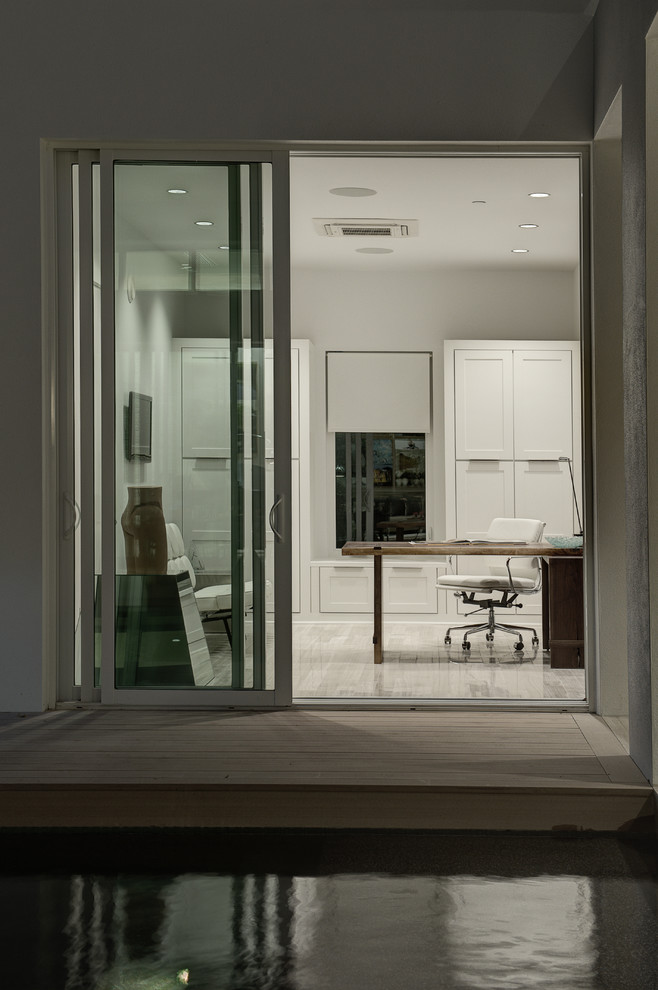 Свежая идея для дизайна: кабинет в современном стиле с серыми стенами - отличное фото интерьера
