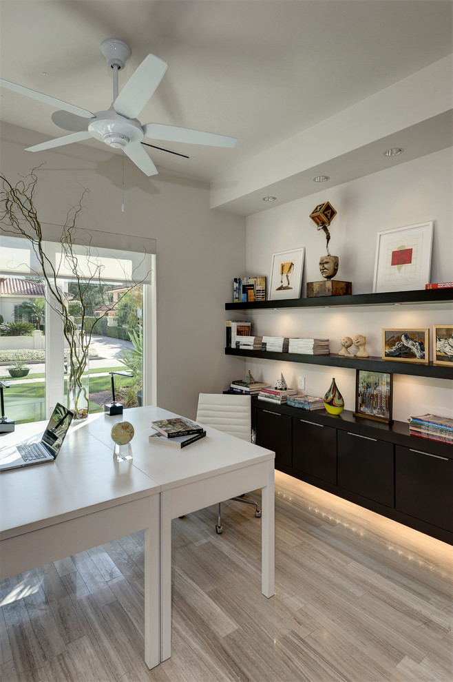 Home office - contemporary home office idea in Orlando