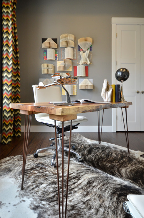 Источник вдохновения для домашнего уюта: кабинет среднего размера в современном стиле с серыми стенами, полом из бамбука и отдельно стоящим рабочим столом без камина
