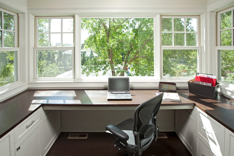 Cette image montre un bureau traditionnel avec un bureau intégré.