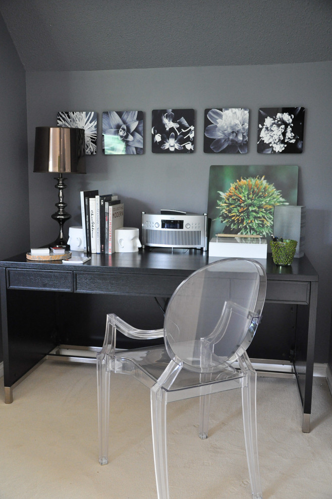 На фото: кабинет в современном стиле с серыми стенами, ковровым покрытием и отдельно стоящим рабочим столом с