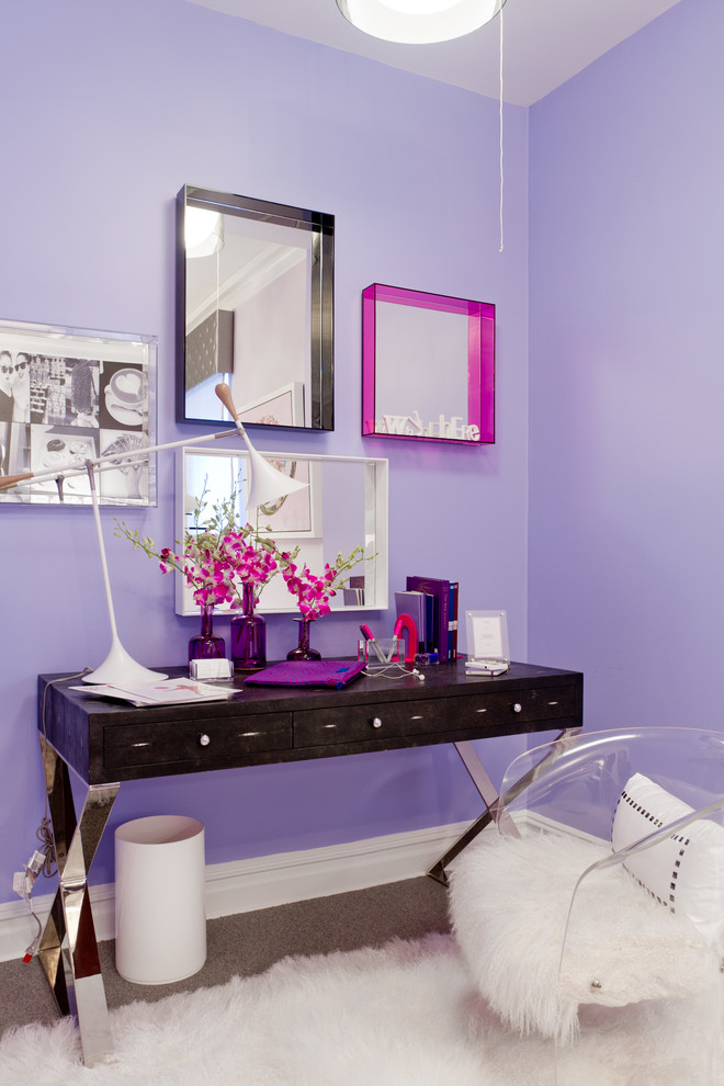 Пример оригинального дизайна: кабинет в стиле фьюжн с фиолетовыми стенами, ковровым покрытием и отдельно стоящим рабочим столом