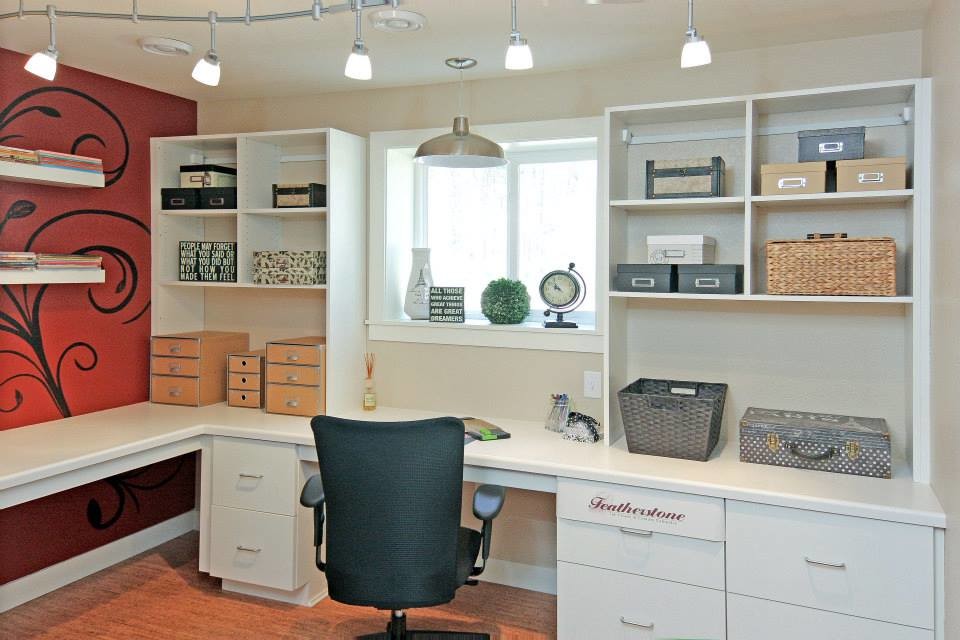 Idéer för att renovera ett mellanstort vintage arbetsrum, med röda väggar, bambugolv och ett inbyggt skrivbord
