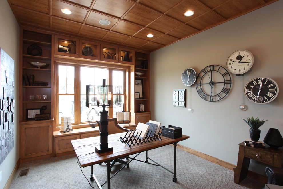 Ispirazione per un ufficio tradizionale con pareti grigie, moquette, scrivania autoportante e soffitto in legno