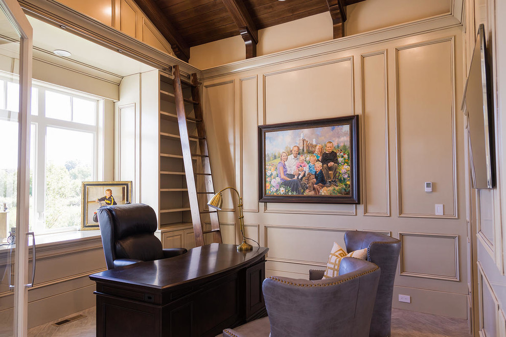 Imagen de despacho tradicional grande sin chimenea con paredes beige, suelo de baldosas de porcelana y escritorio independiente