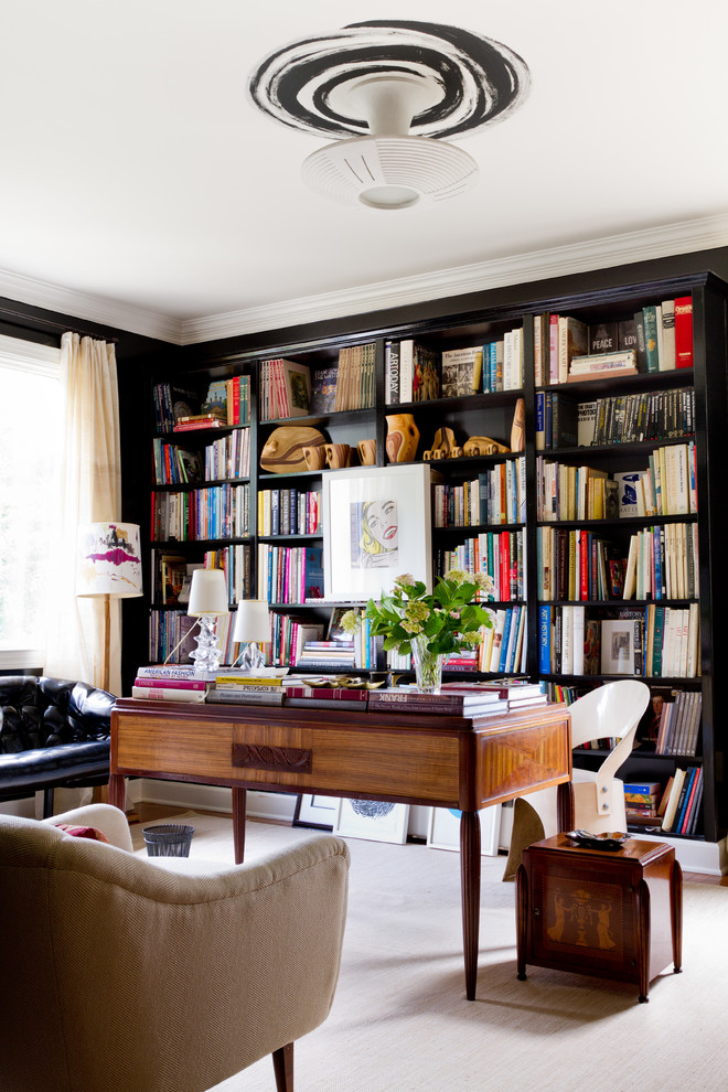 Cette photo montre un bureau tendance avec un bureau indépendant et une bibliothèque ou un coin lecture.